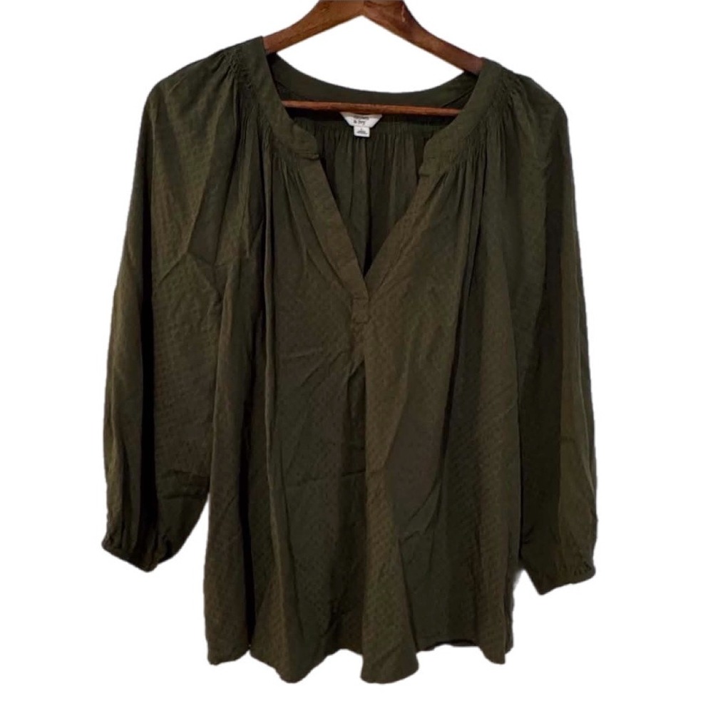 Crown & Ivy Blouse Womens‎ L Green Excellent V-Neck Dobby Dot Peasant Top